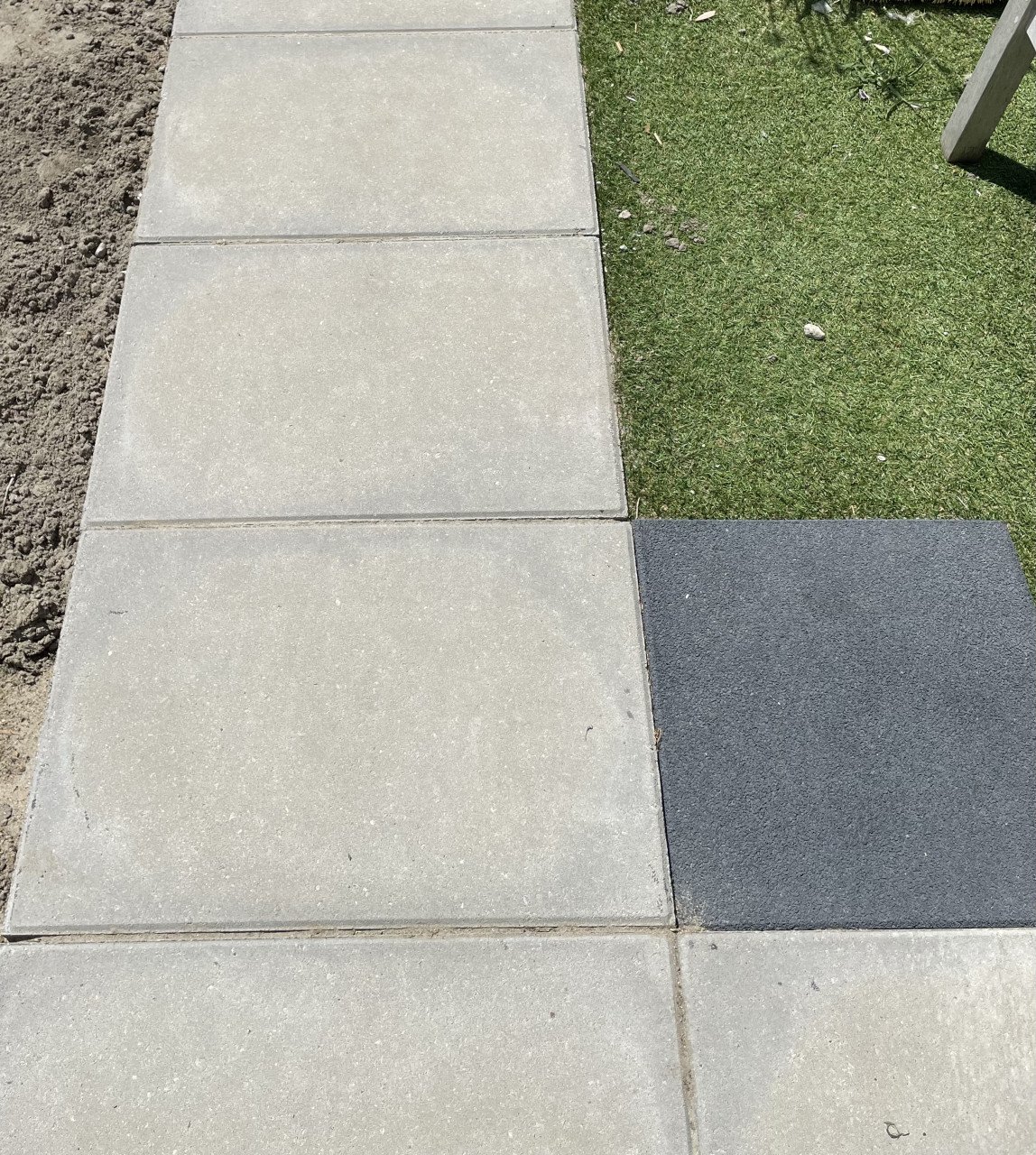 Gratis: ruim 80 bijna nieuwe Excluton tuintegels beton 40 x 60 GERESERVEERD