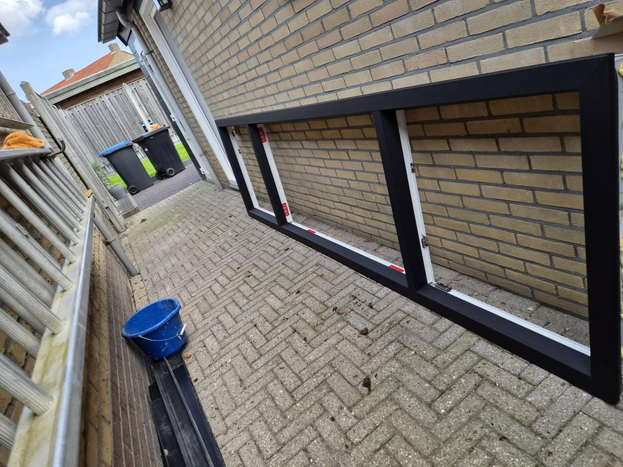 2x Zwarte Kunststof Kozijnen Merk Kochs