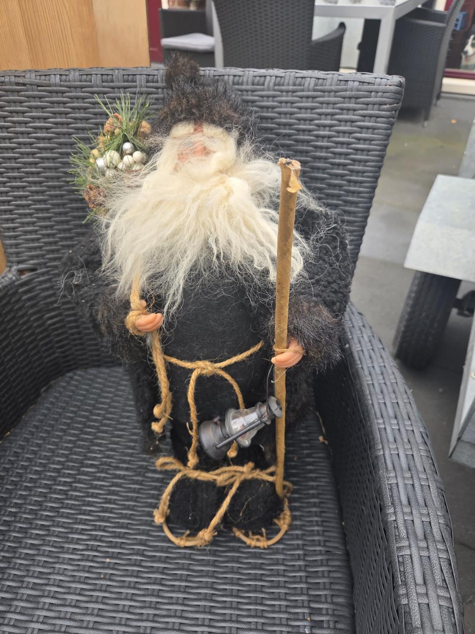 Kerstman, zwart gekleed