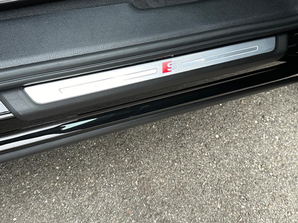 Audi Q3 35 tfsi s-line | panoramadak | zwart optiek | trekhaak | camera | e