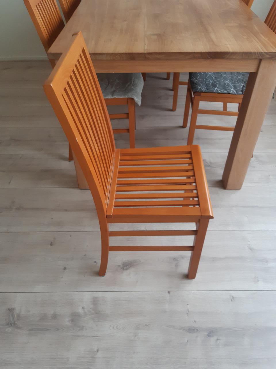8 eetkamerstoelen + eettafel