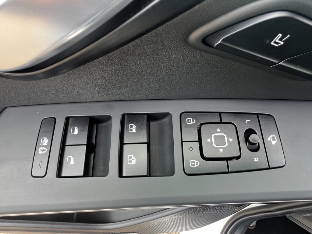 Kia Niro Ev executiveline 64.8 kwh full option, trekhaak afn. pearl white