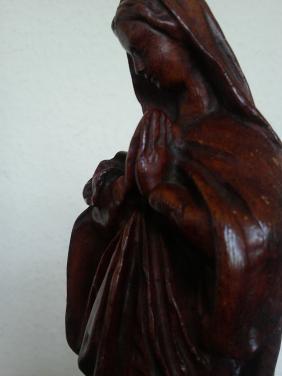 FIJN GESTOKEN HOUTEN MARIABEELDJE