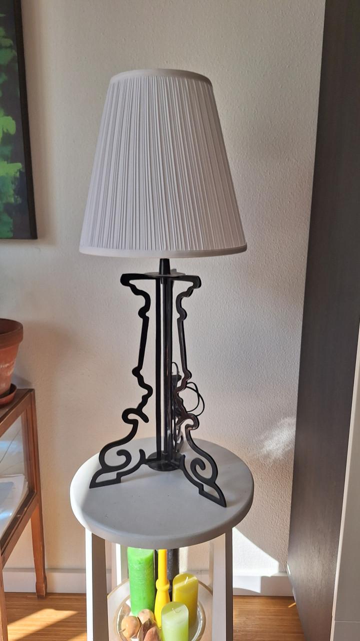 Staande mooie schemerlamp met sierlijke voet