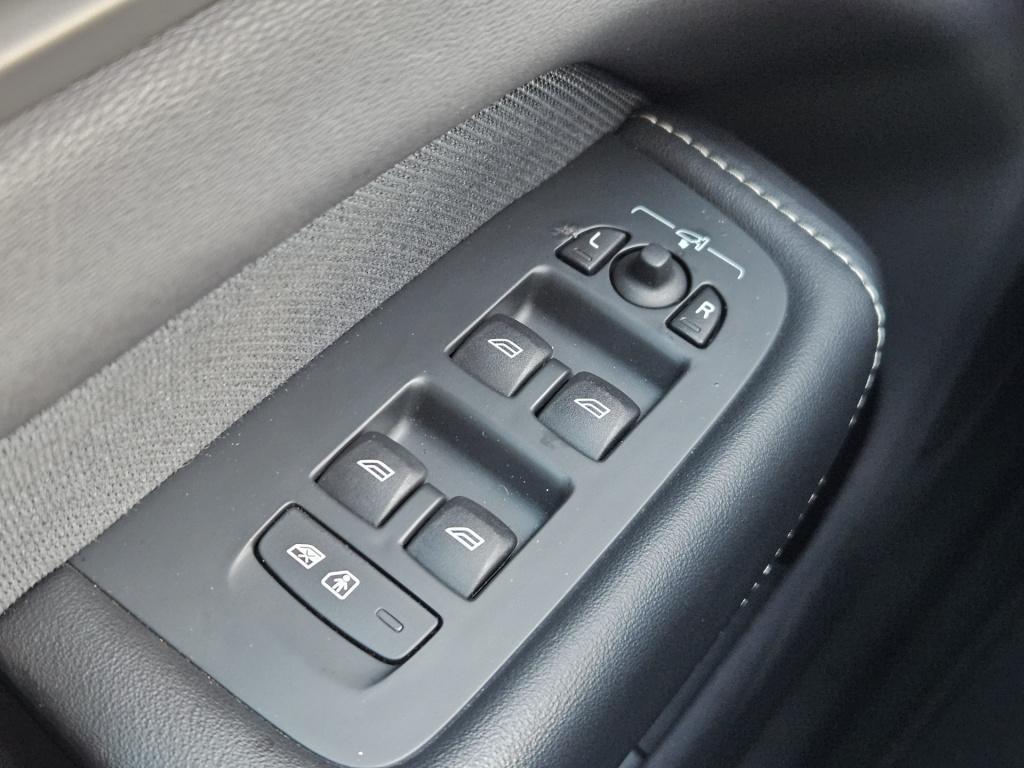 Volvo XC60 2.0 t8 plug-in hybrid awd ultimate dark r-design | luchtvering |