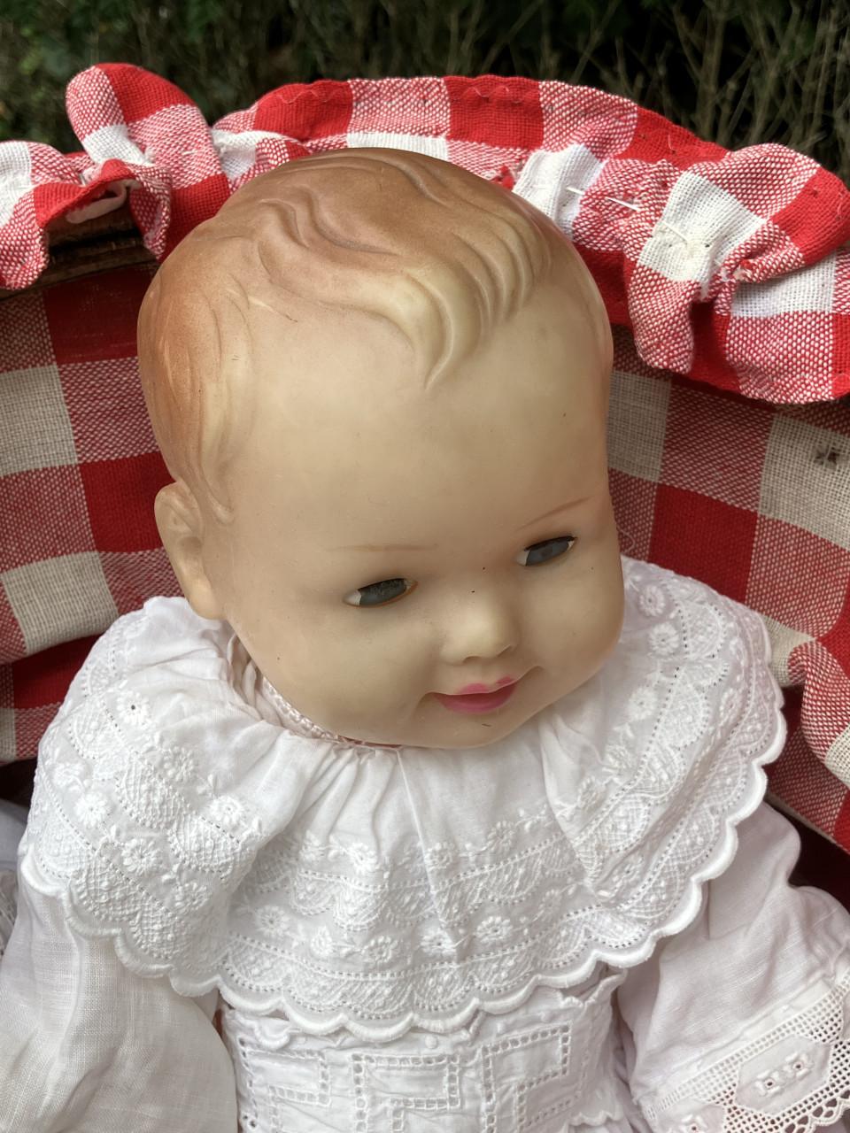 Schattige poppenwagen met pop