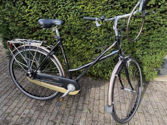Prima fiets met twee sloten, verlichting, stevig standaard en bagagedrager