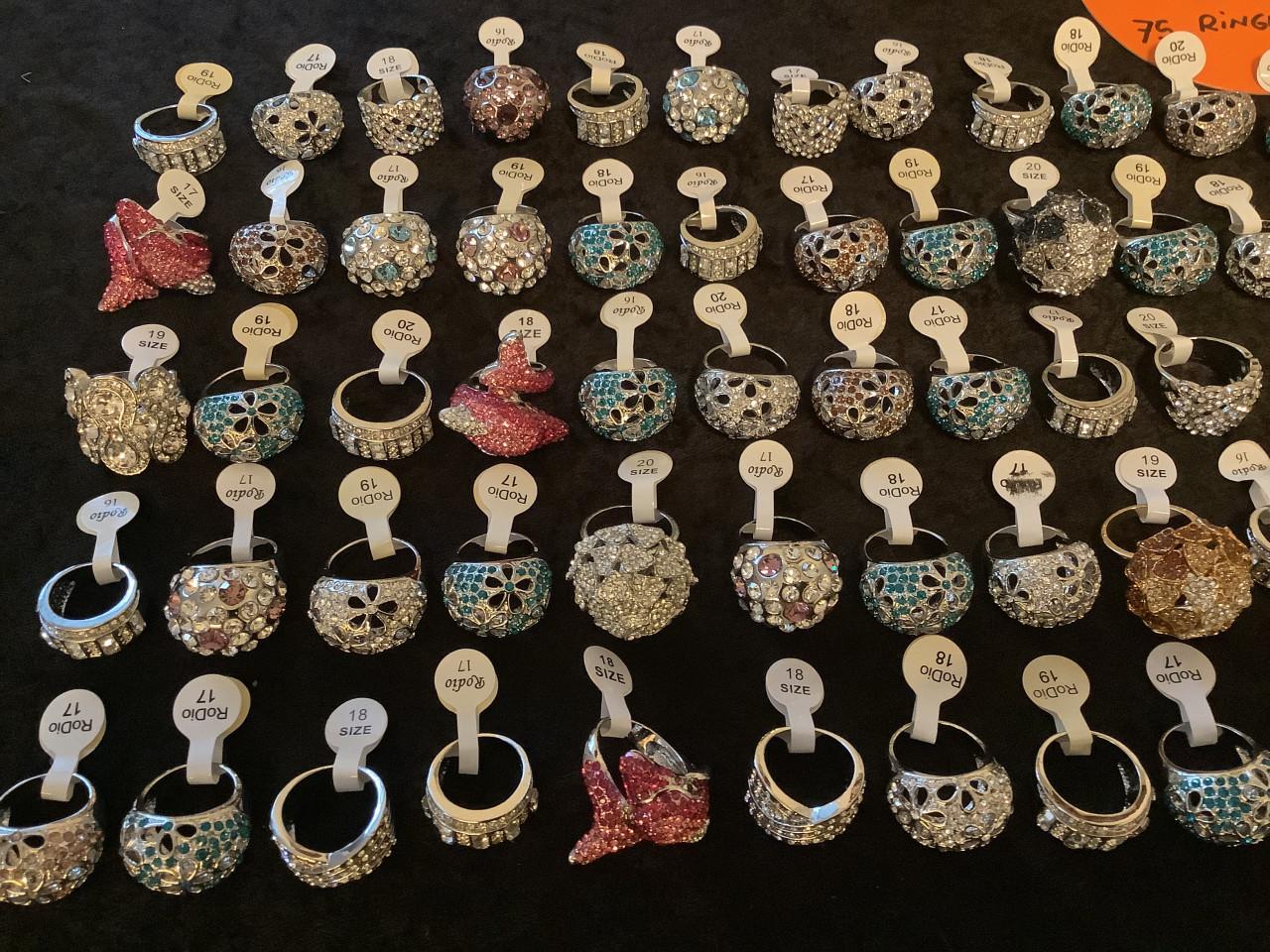 Partij mooie nieuwe ringen. ( partij 89)