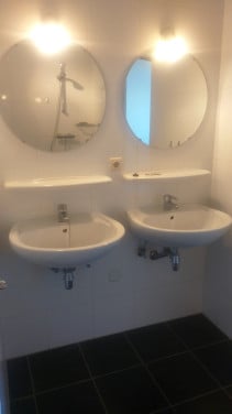 Wastafels +spiegels + planchets +kranen