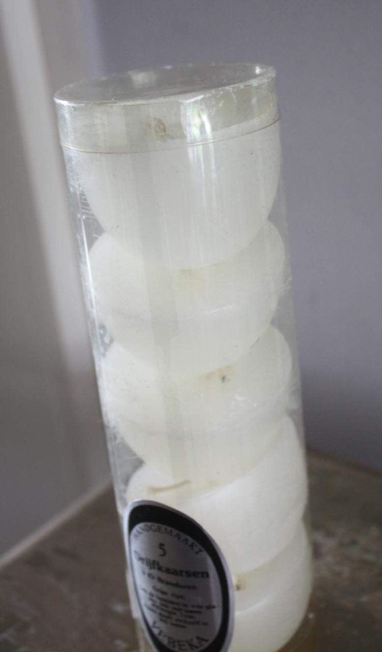 Nieuw in verpakking set van 5 handgemaakte drijfkaarsen