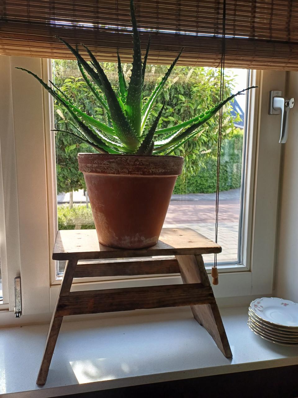 Brocante vensterbankkrukje.