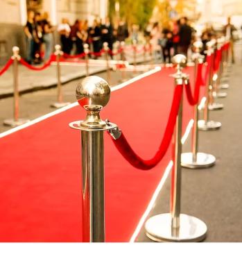 Barriere paaltjes met rode loper