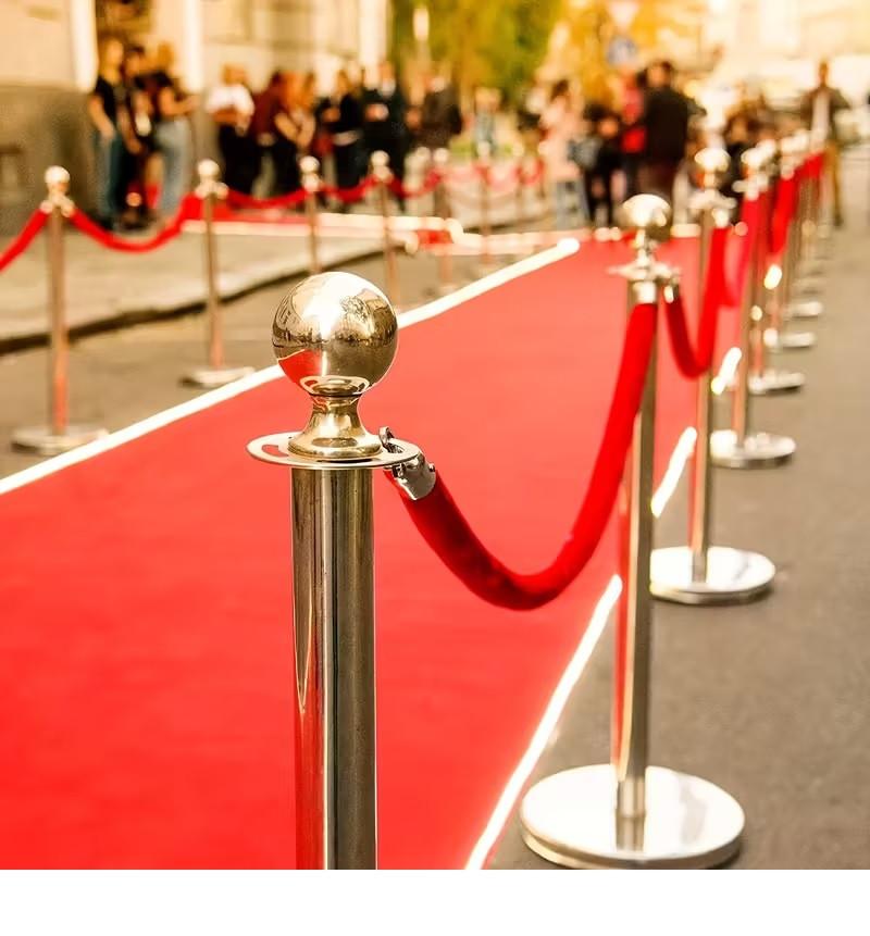 Barriere paaltjes met rode loper