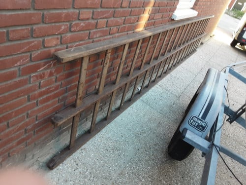 2 oude lange houten ladders te koop