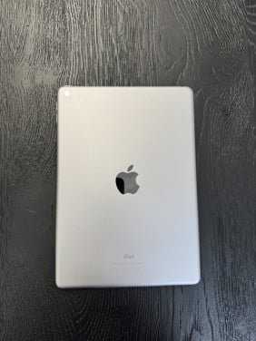 Ipad 5e generatie model 1822  128gb incl verloop naar HDMI