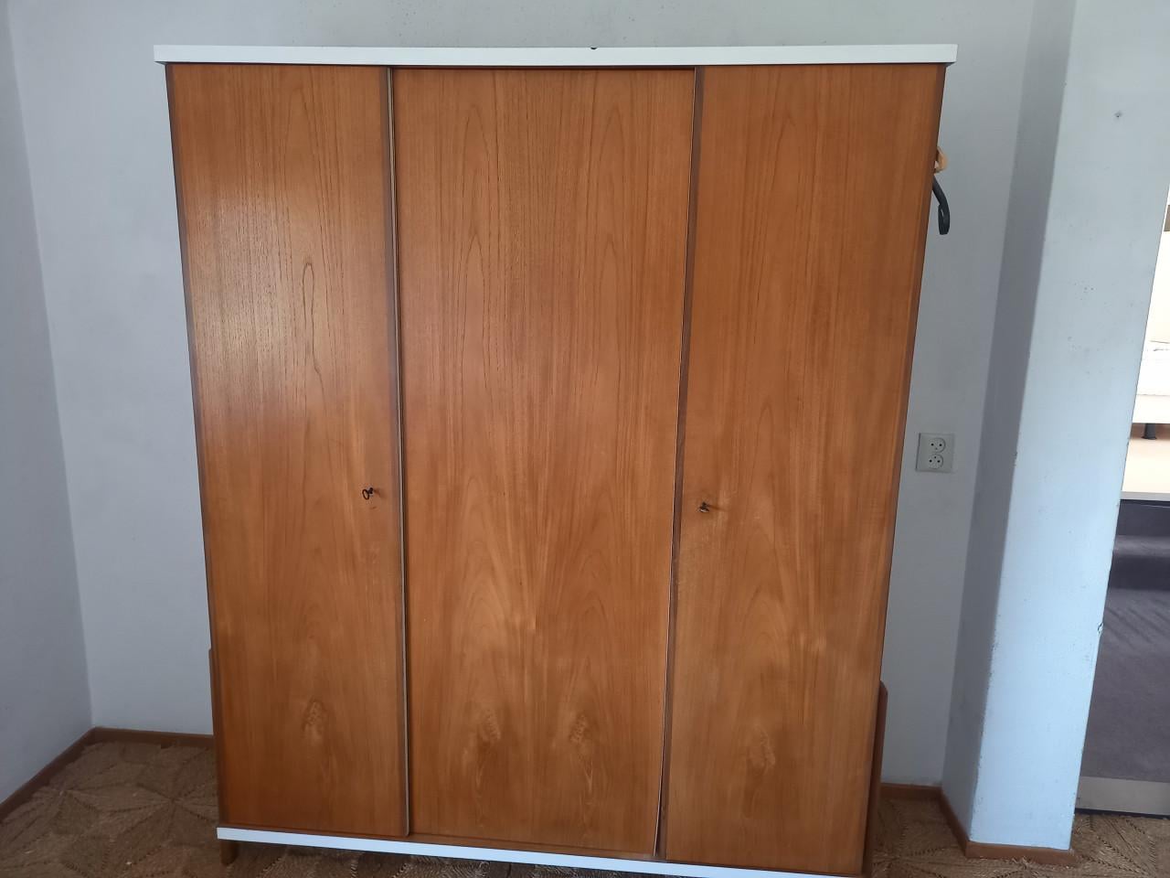 Oude kledingkast met planken en hanggedeelte