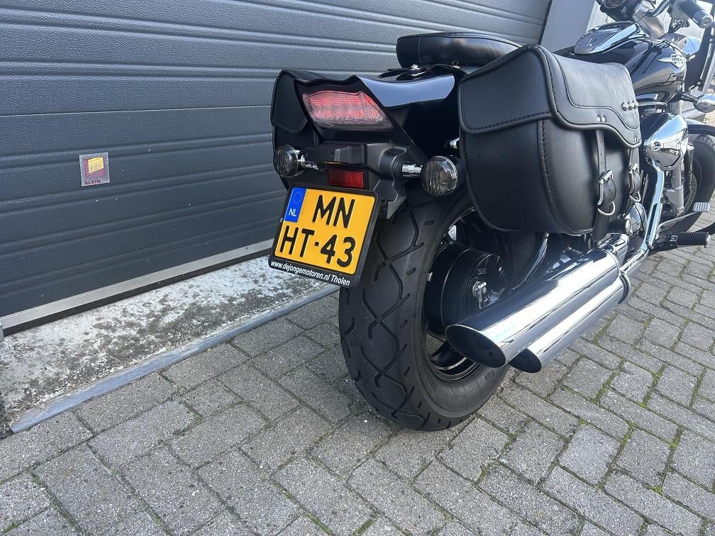 Suzuki M800 Intruder uit 2005 met 23dkm, windscherm/valbeugel etc €4500,-