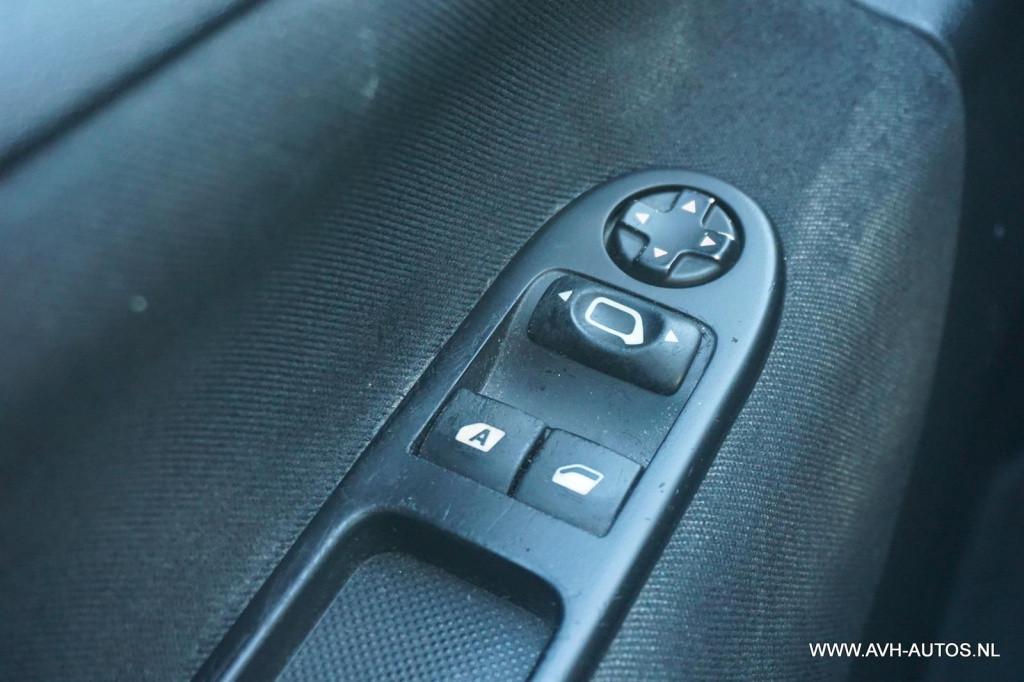 Peugeot 207 1.4-16v color-line