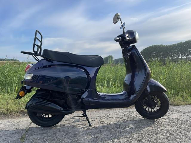 Schiiterende vespa gts riva toscane scooter met maar 2945 km nu 1199 euro