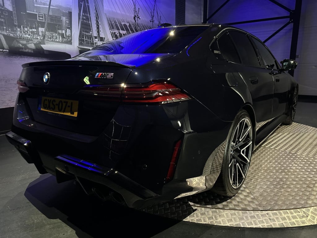 BMW M5 5-serie *limousine v8 m hybrid*carbon extr*b&w*alcantarahemel*nl-aut