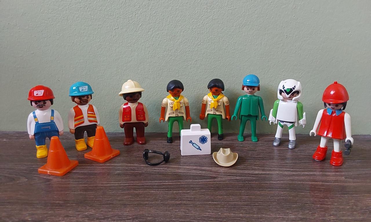 Diverse Playmobil poppetjes en 5 losse accessoires