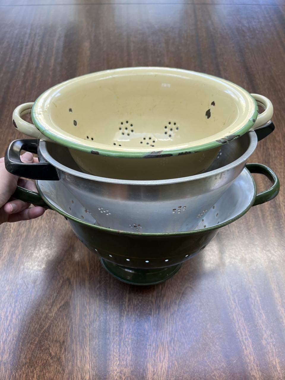 Drie mooie retro Vergieten/ vergiet