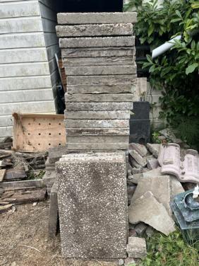 Betontegels, w.o. een deel grindgewassenbetontegels