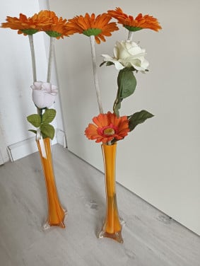 2 oranje hoge dunne vazen