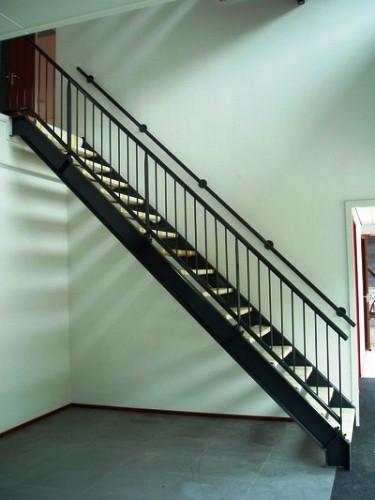 Stalen rechte trappen op maat – Stijlvol, stevig & veelzijdig!