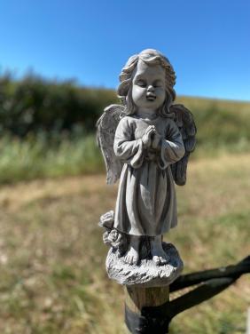 Biddende Engel met bloemen – 41 cm grijs-wit polyresin