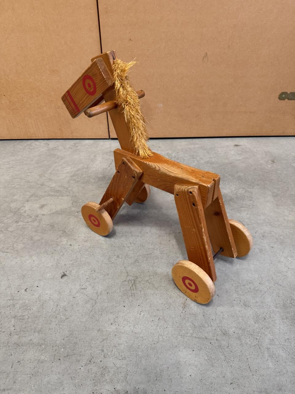 Vintage houten paard op wielen
