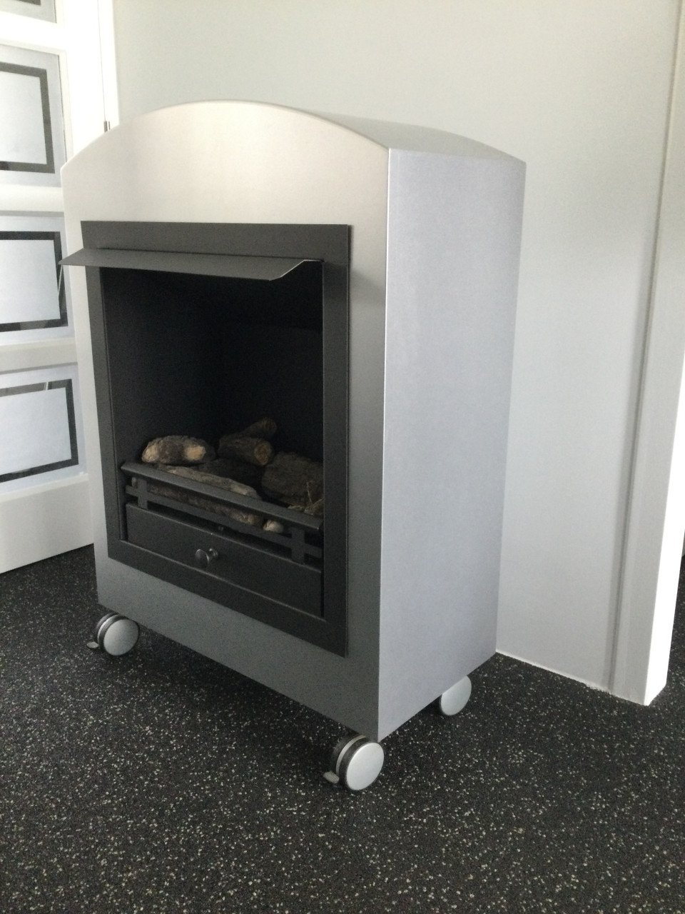 Gel/bio-ethanol haard op wielen (metallic grijs/zilver kleurig).