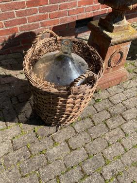 Dame Jeanne fles in mand