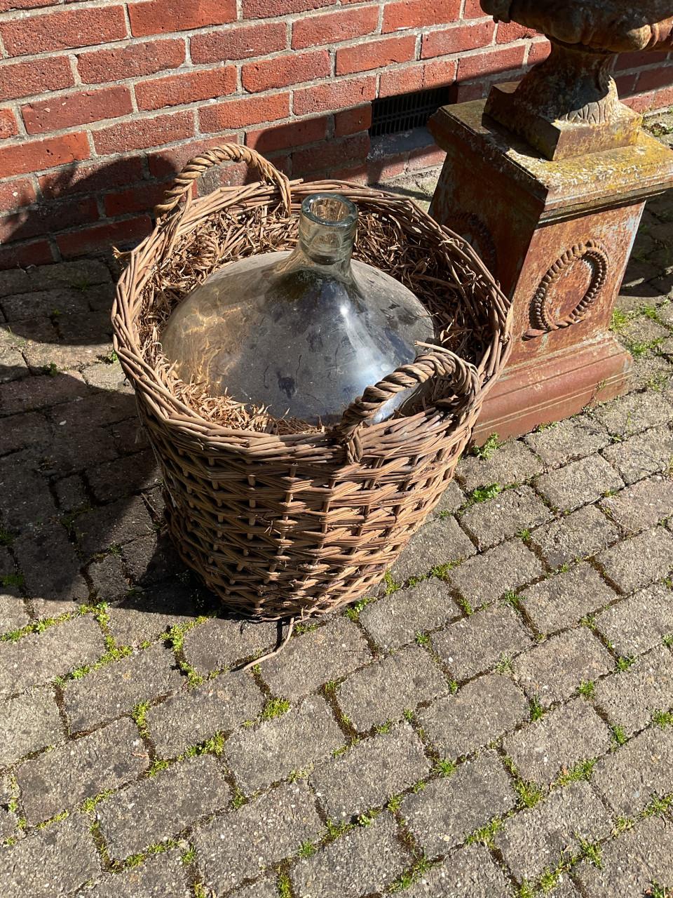 Dame Jeanne fles in mand