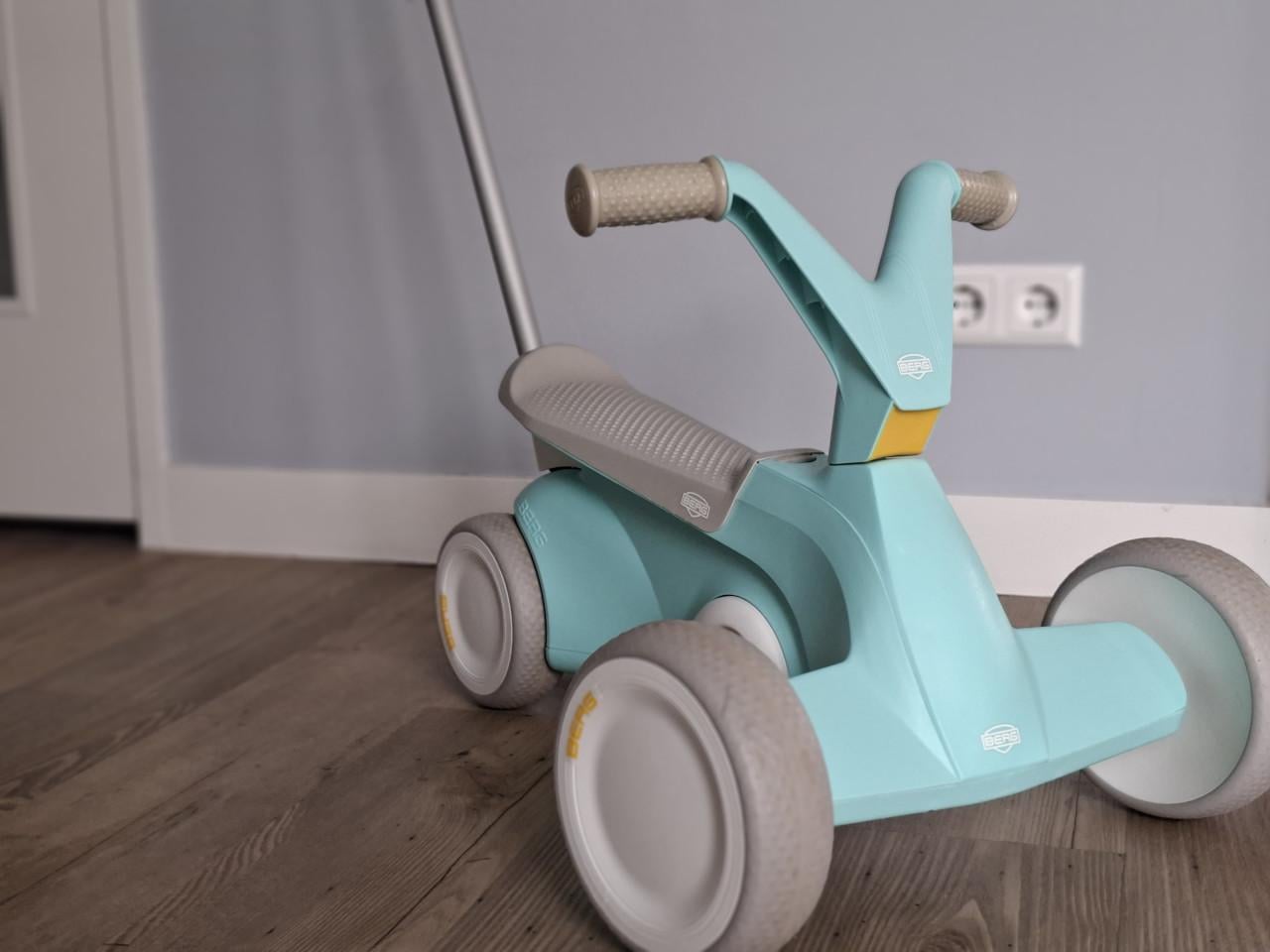 BERG GO2 Mint/Groen met duwstang (vanaf 1 jaar)