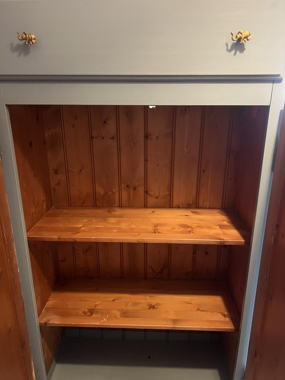 Mooie kast  voor baby of kinderkamer Moet weg !!!