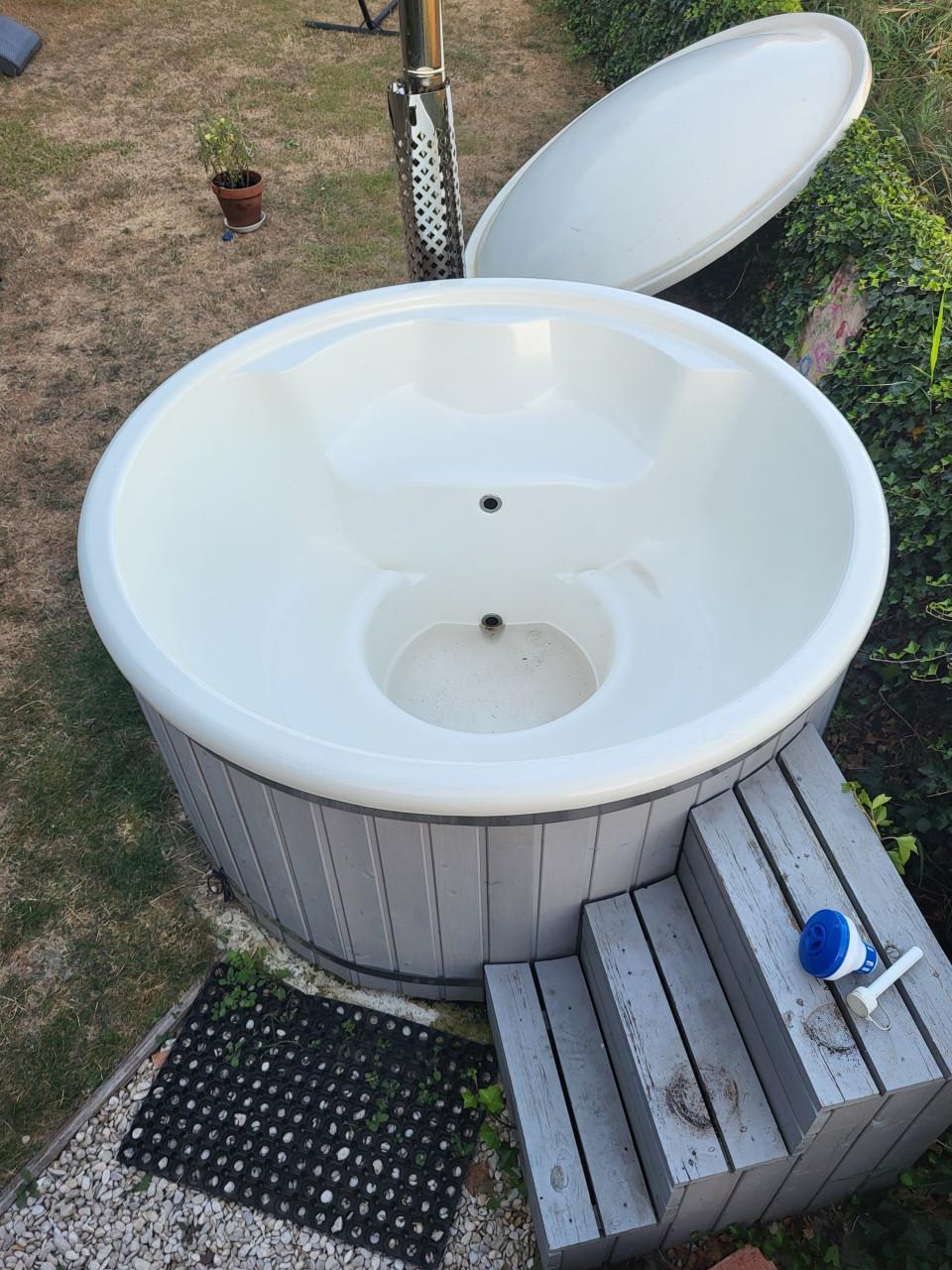 Mooie houtgestookte hottub.