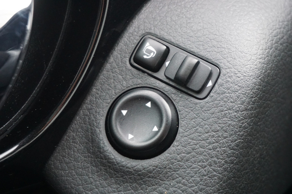 Nissan Qashqai 1.2 n-connecta climate / navi / camera / glazen dak / parkee