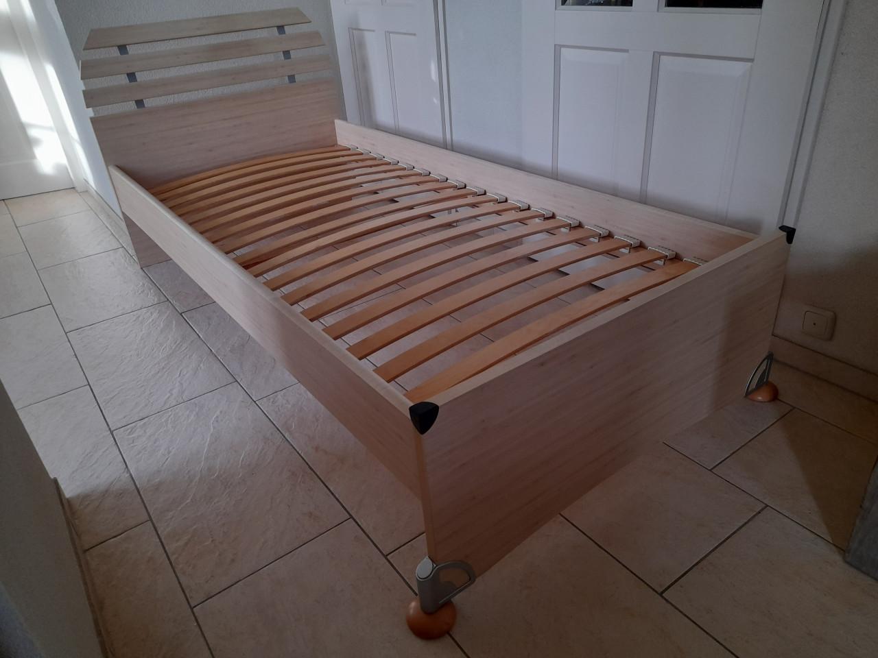 1 persoons bed 90 x 200 (in goede staat )
