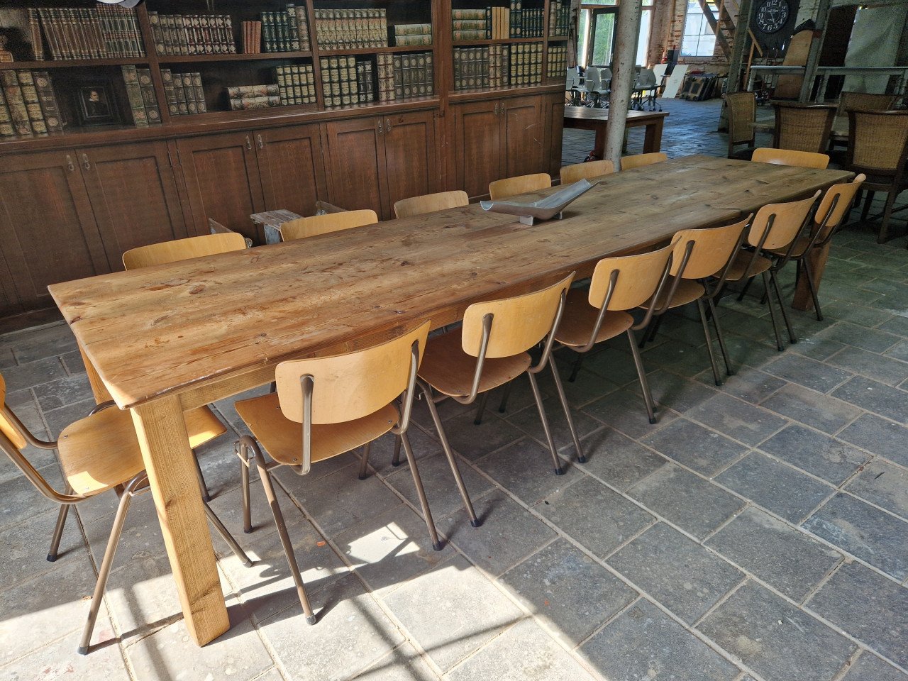 Stamtafel 360 cm met 14 stoelen