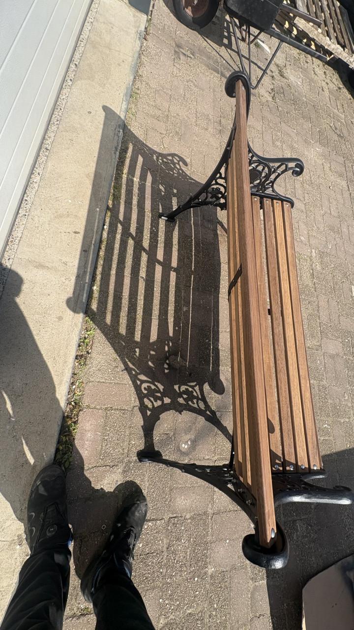 Tuinbankje met gietijzeren zijkanten