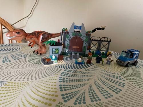 Lego Juniors: T rex ontsnapping 10758