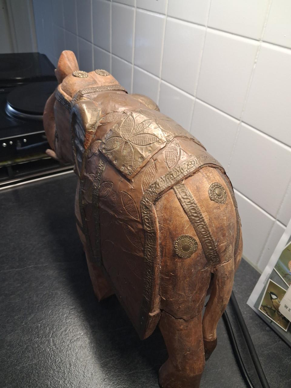 Oude handgesneden olifant 26 hoog 35 cm breed