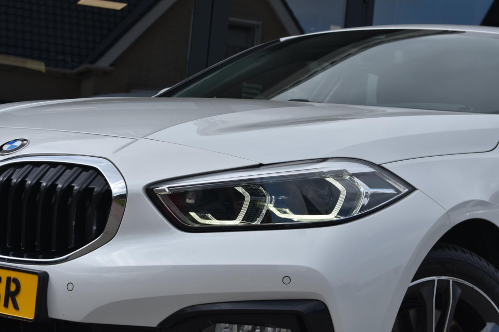 BMW 1 Serie 118i sport line | stoelverwarming | apple carplay | android aut