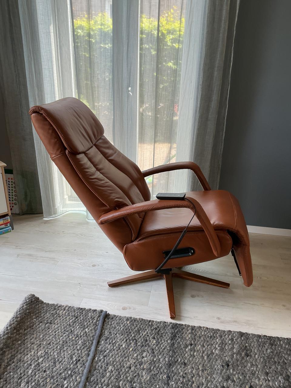 Prominent relaxfauteuil, zeer comfortabel met accu en onderrugsteun