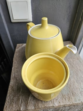 Prachtige Villeroy&Boch luxemburg gele theepot met filter compleet...