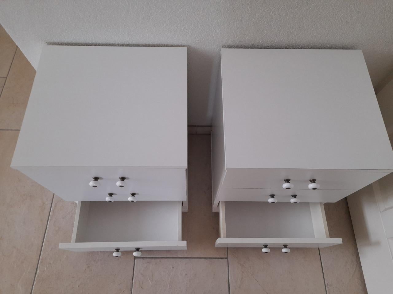 2 x nachtkastje 38,5 x 35 x 51,5H (in goede staat )