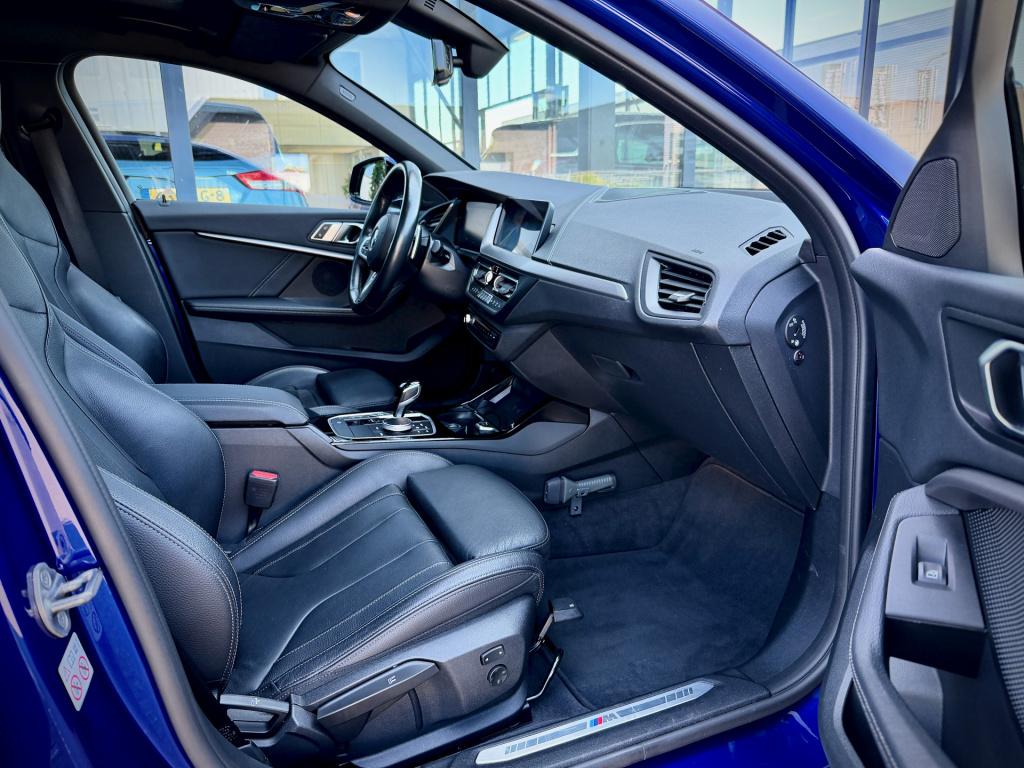BMW 1 Serie 120i executive m-line leder panodak