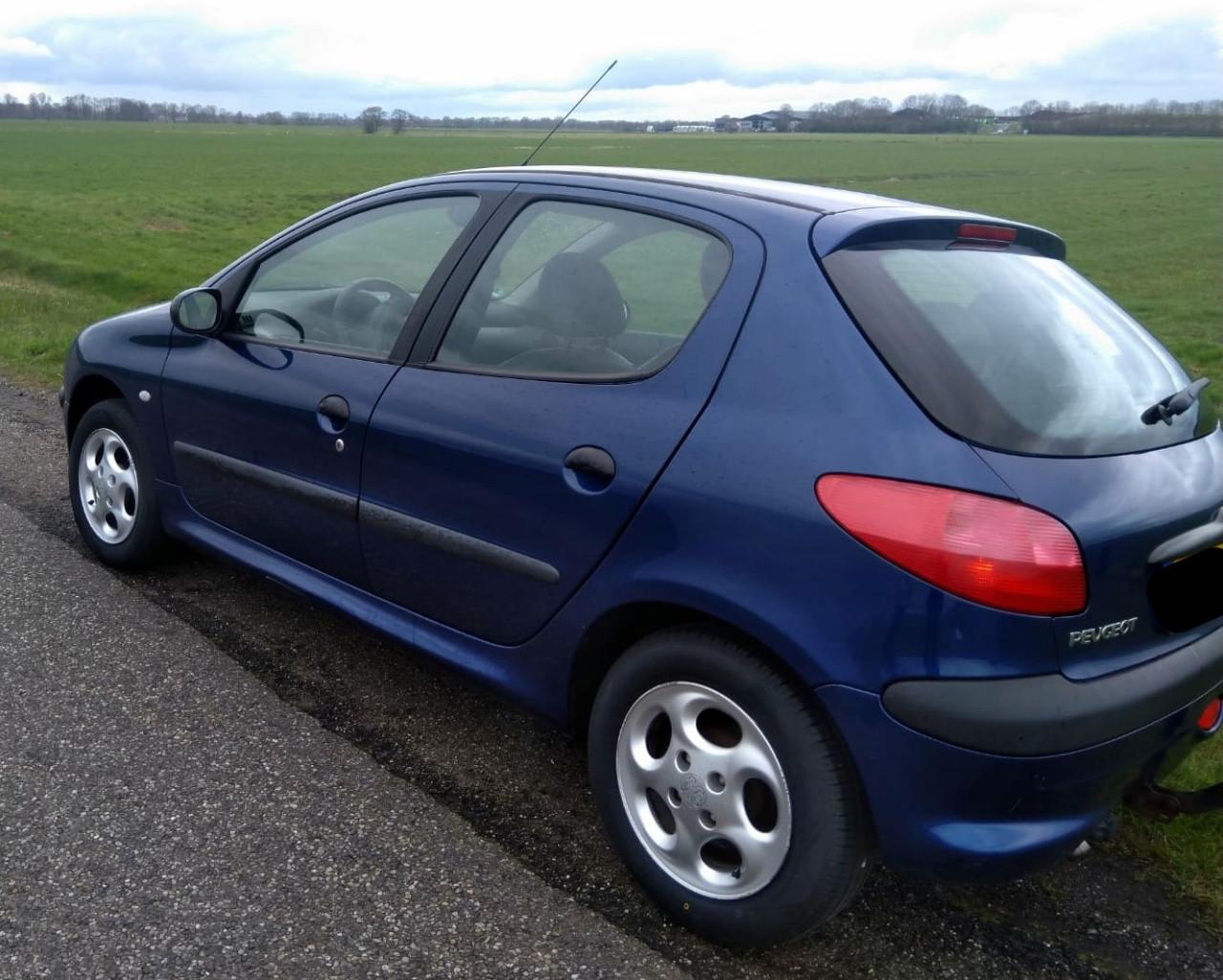 Vandaag 350,00 - Peugeot 206 vijfdeurs 1.4 Benzine