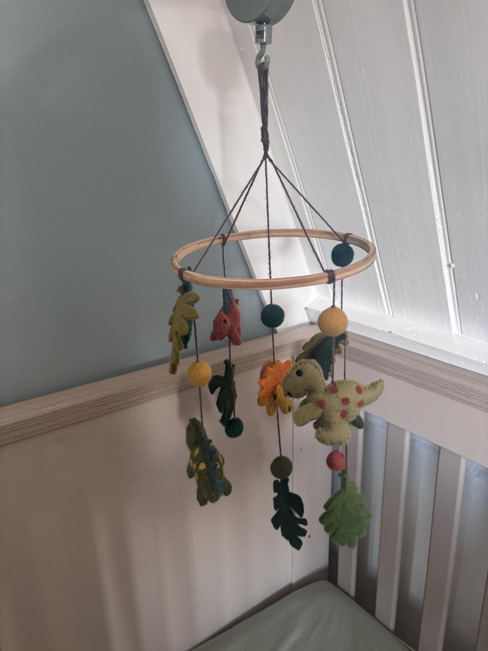 Vilten dino mobiel hanger